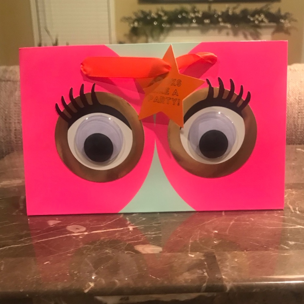LOOKS LIKE A PARTY! GIFT BAGS